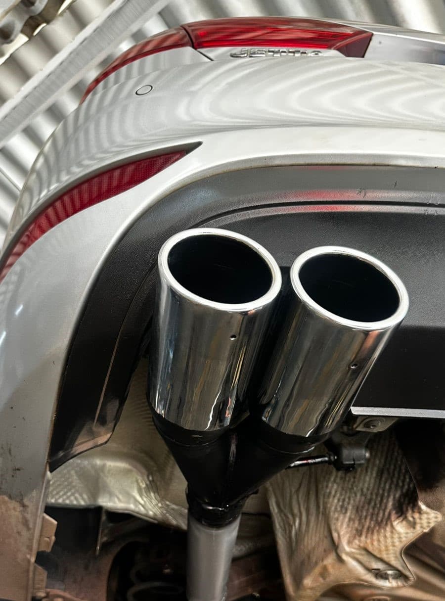 Volkswagen Jetta — Downpipe e escape esportivo