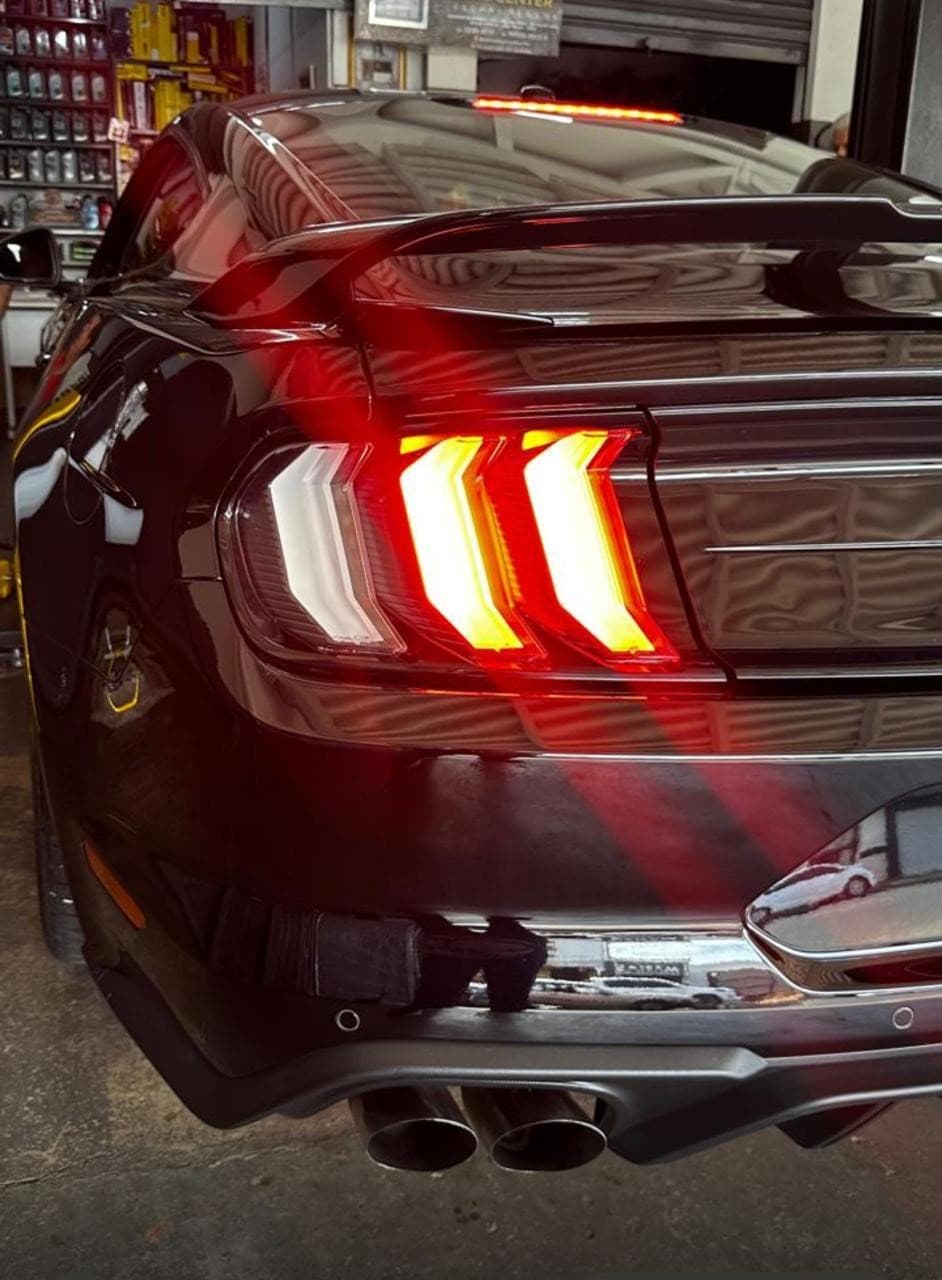Ford Mustang — Difusor esportivo e ponteiras inox